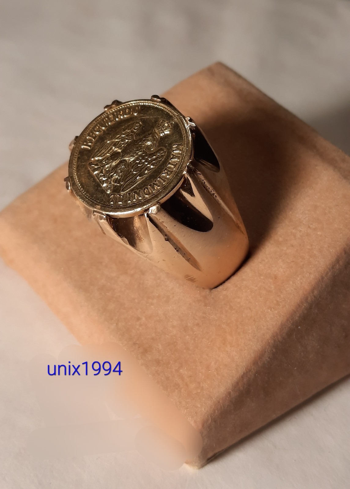 Vintage Recuerdo Token- Ring Medallion Ring Gold Tone size 10-10.5