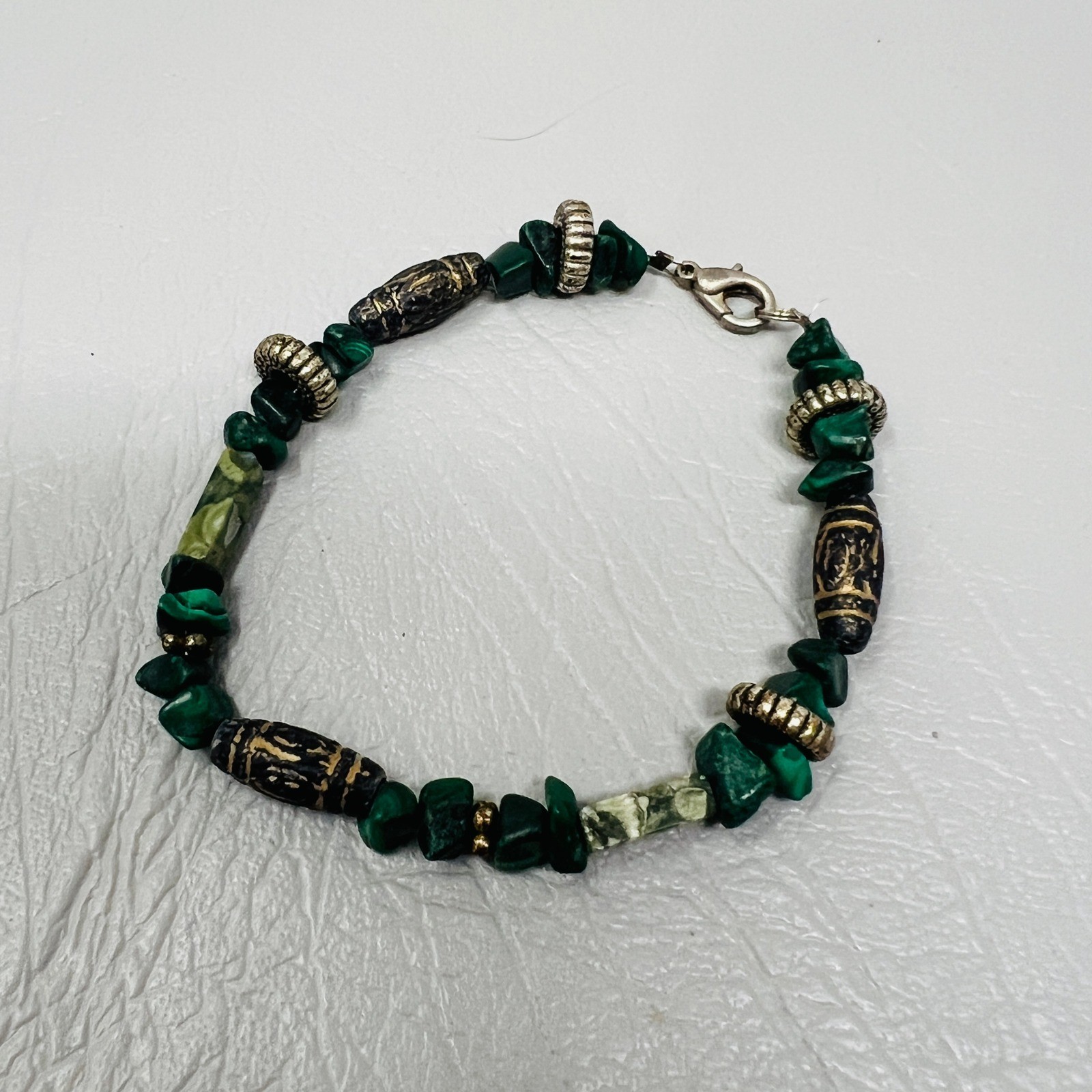 Green Stone Chip Beaded Bracelet Silver Gold Tone Accent Boho Tribal