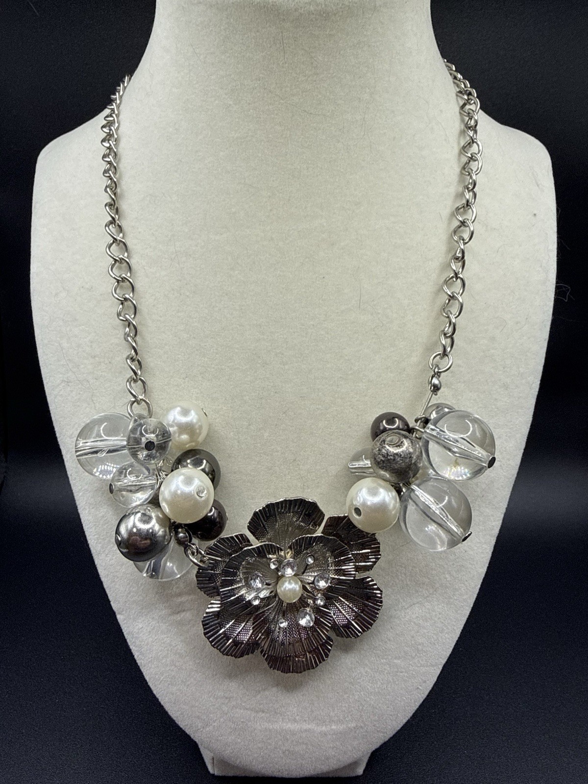 Silver-Tone Metal Flower Charm Statement Collar Necklace 20.5 Inch Lobster Clasp