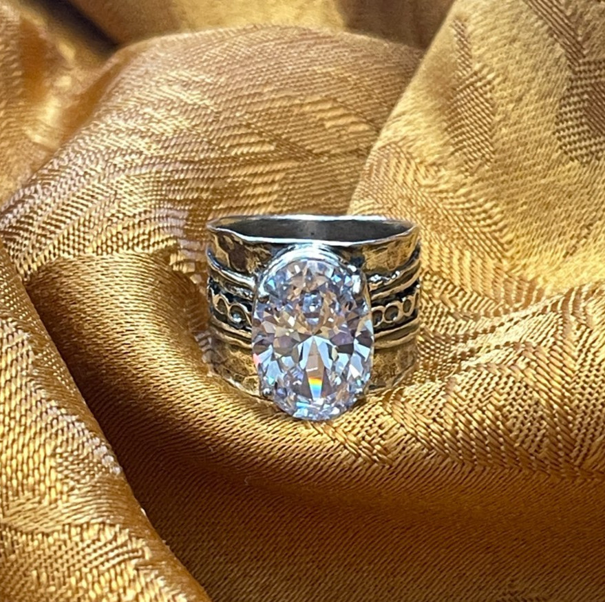 Beautiful 925 silver ring with oval clear stone. sizes 5 to 10. NEW!!!