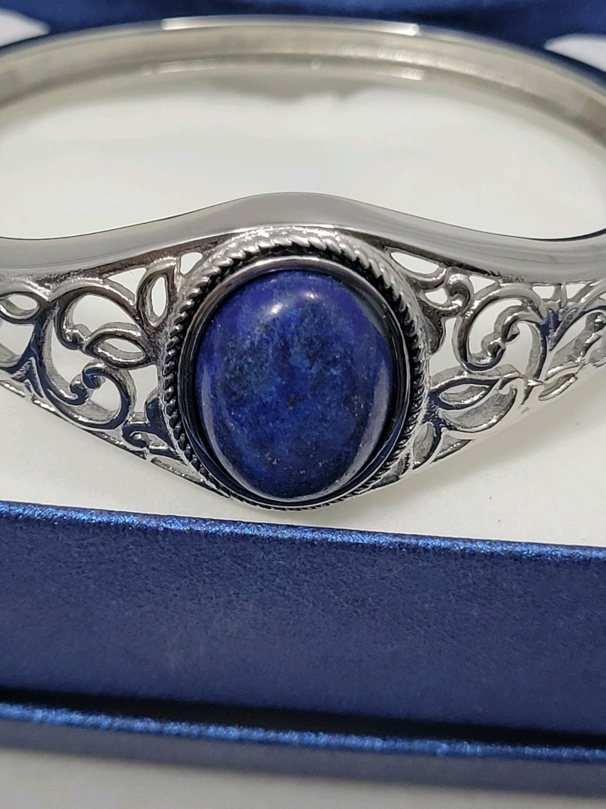 Silver Tone Bracelet With Blue Stone Snap Closure Brand New Fashion Jewelry