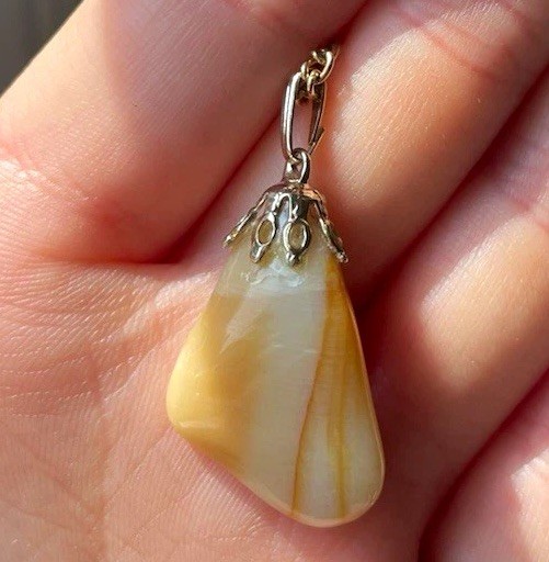 Gold Tone Snake Chain Necklace Lobster Clasp Teardrop Beige Shell Stone Charm