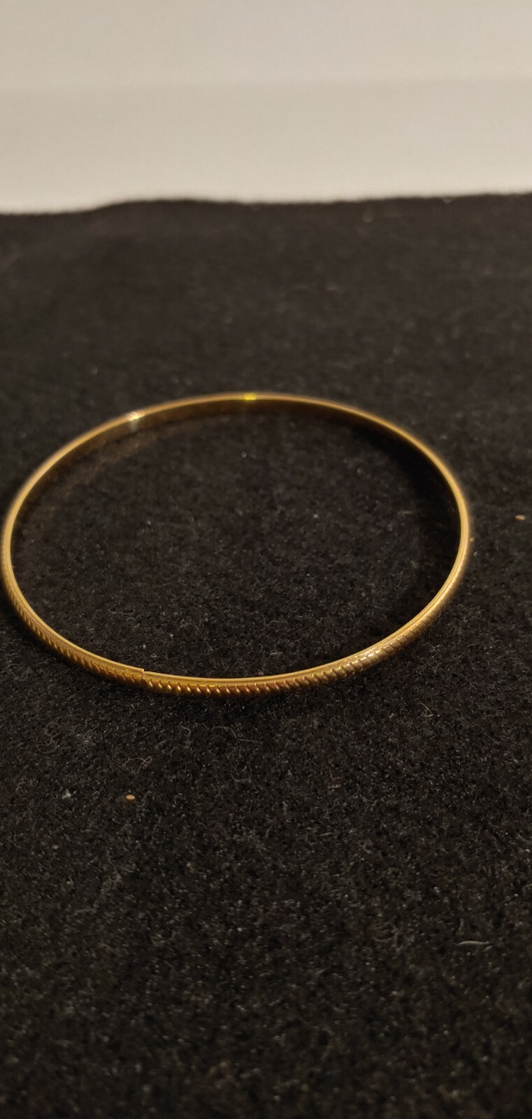 NARROW GOLD TONE BANGLE BRACELET ( 2 5/8in Dia )