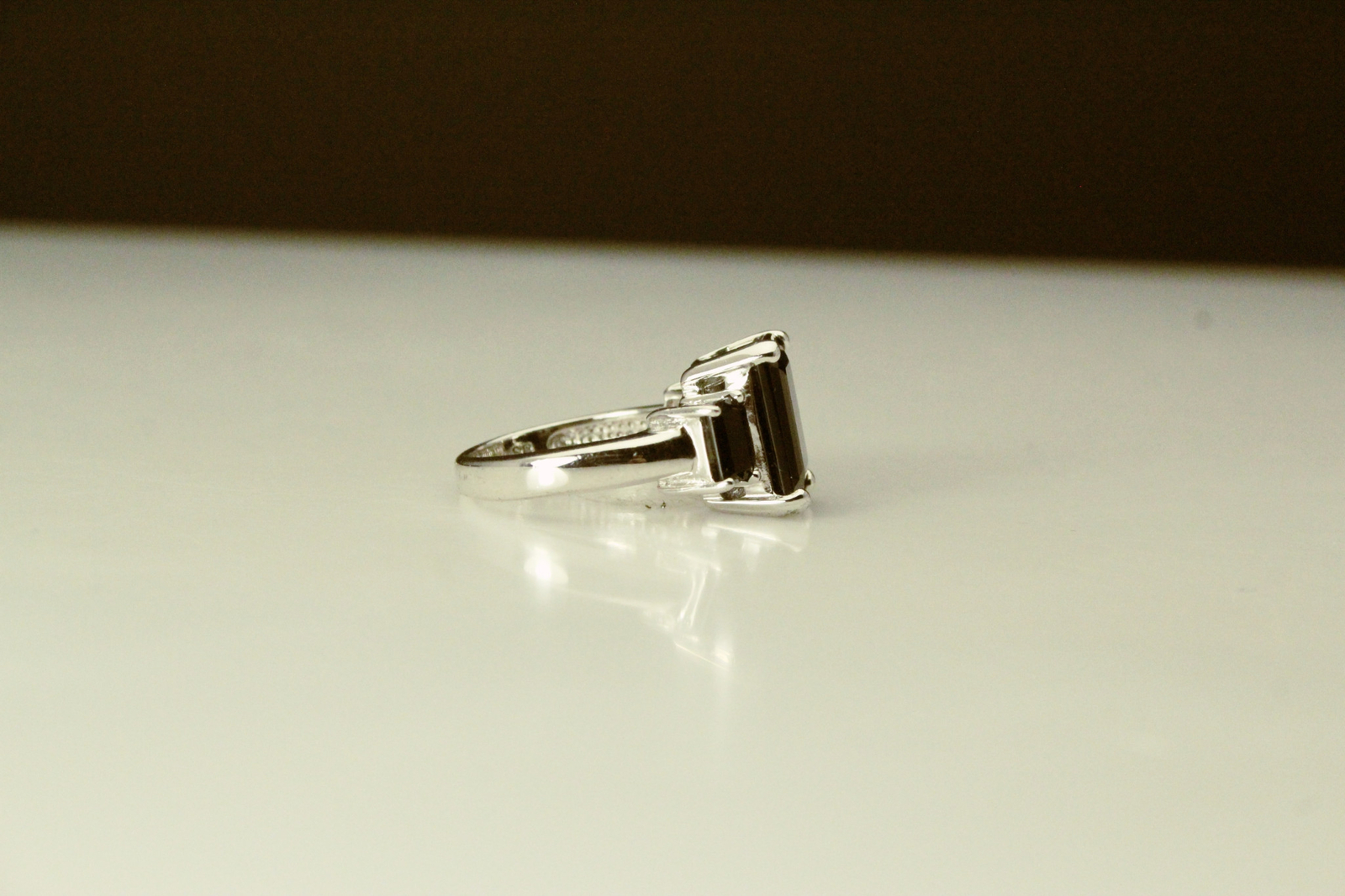 925 Sterling Silver 3 Black Stones Size 7 Ring 5.8 Grams (RIN9258)