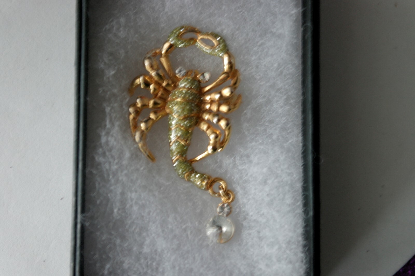 BEAUTIFUL FASHION BROOCH WITH SCORPIO 10.8 GR. 5.5 X 2.2 CM. WIDE IN GIFT BOX