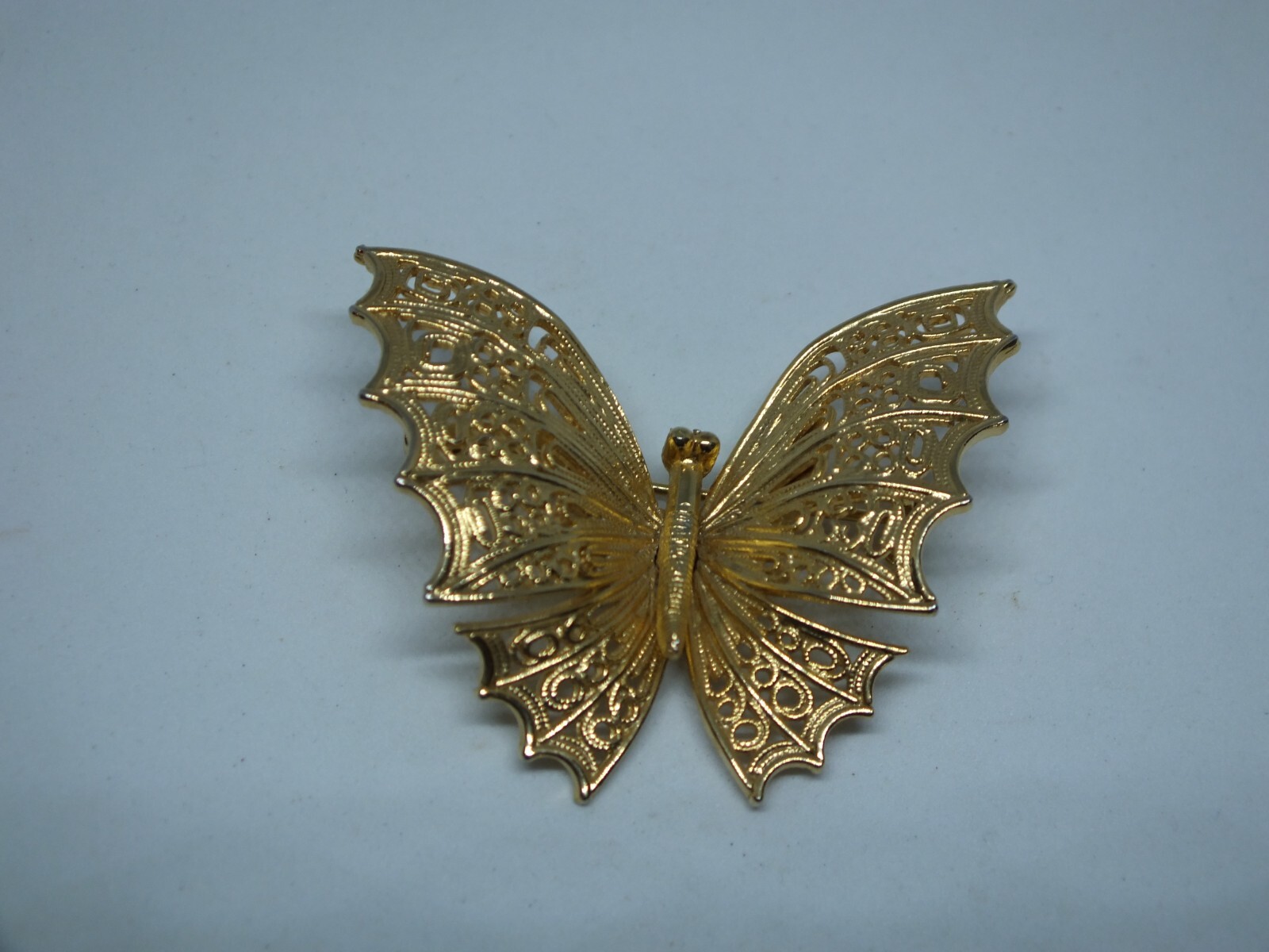 Beautiful Brooch Pin Butterfly Gold Tone Filigree 1 7/8 x 1 5/8″ CUTE
