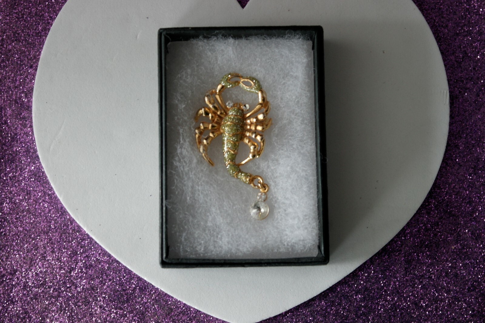 BEAUTIFUL FASHION BROOCH WITH SCORPIO 10.8 GR. 5.5 X 2.2 CM. WIDE IN GIFT BOX
