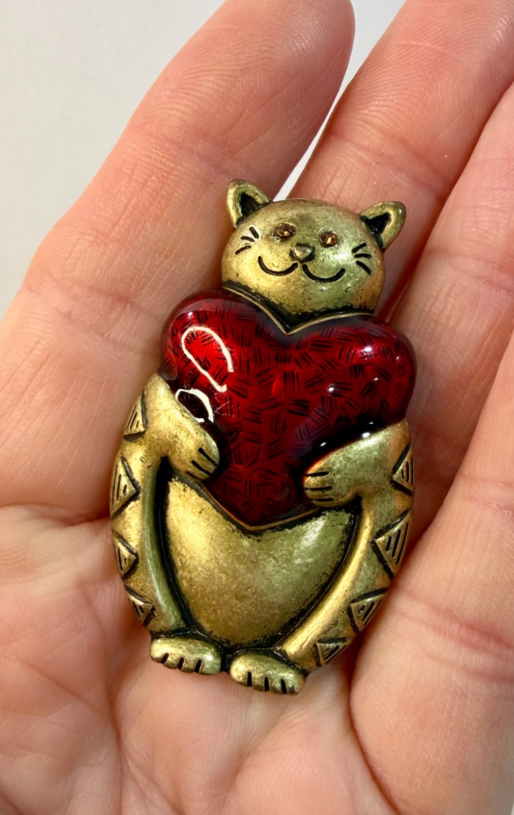 Coldwater Creek 2007 Cat Heart Brooch Gold Tone Red Enamel Rhinestone Eyes Pin