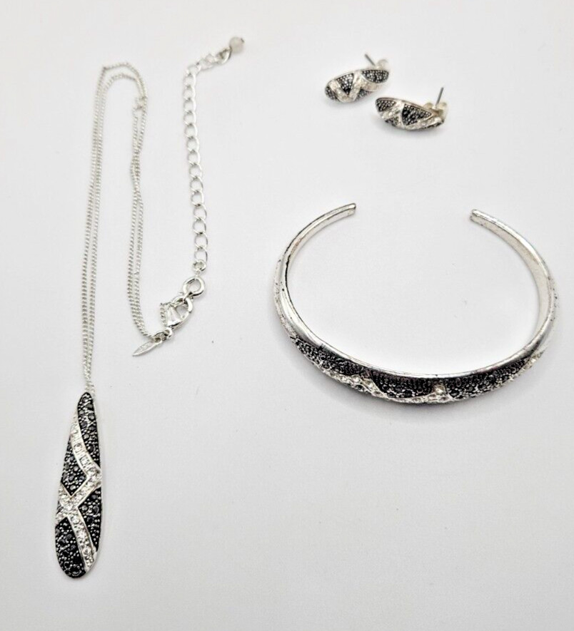 Avon Amaia Necklace Silver Tone Oblong Pendant matching earrings and bracket