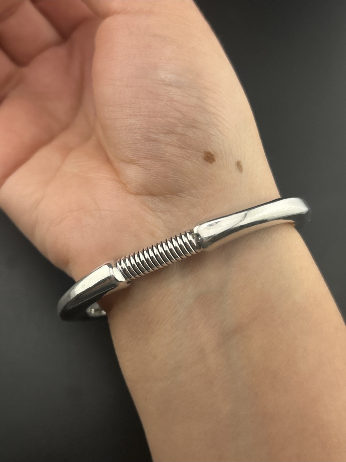 Solid Silver Plated UNOde50 “Hooked On A Feeling” Shackle- Shaped Clasp Bracelet