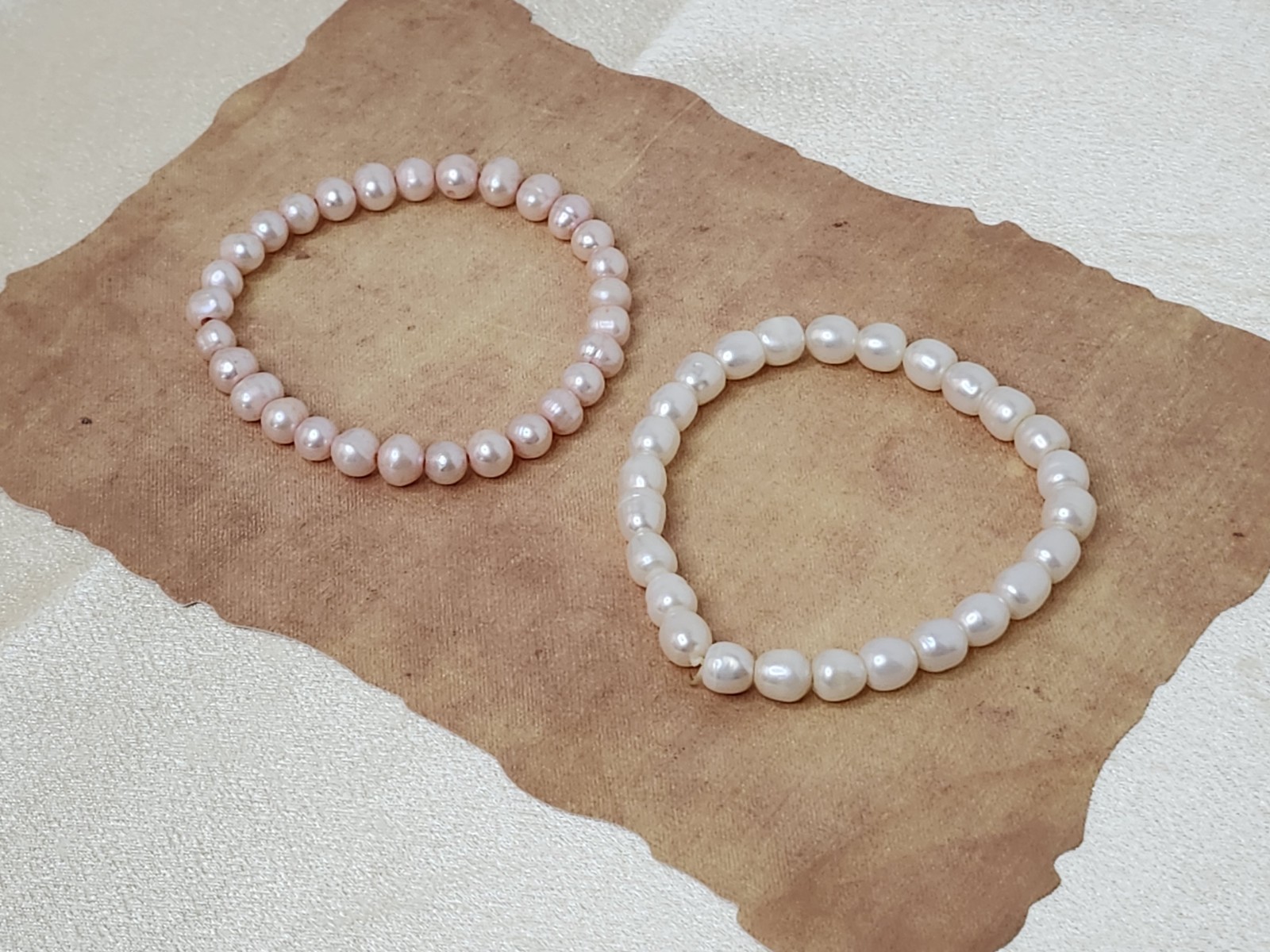 2 Natural Freshwater Pearls Stretch Bracelets – 1 White And 1 Pale Pink