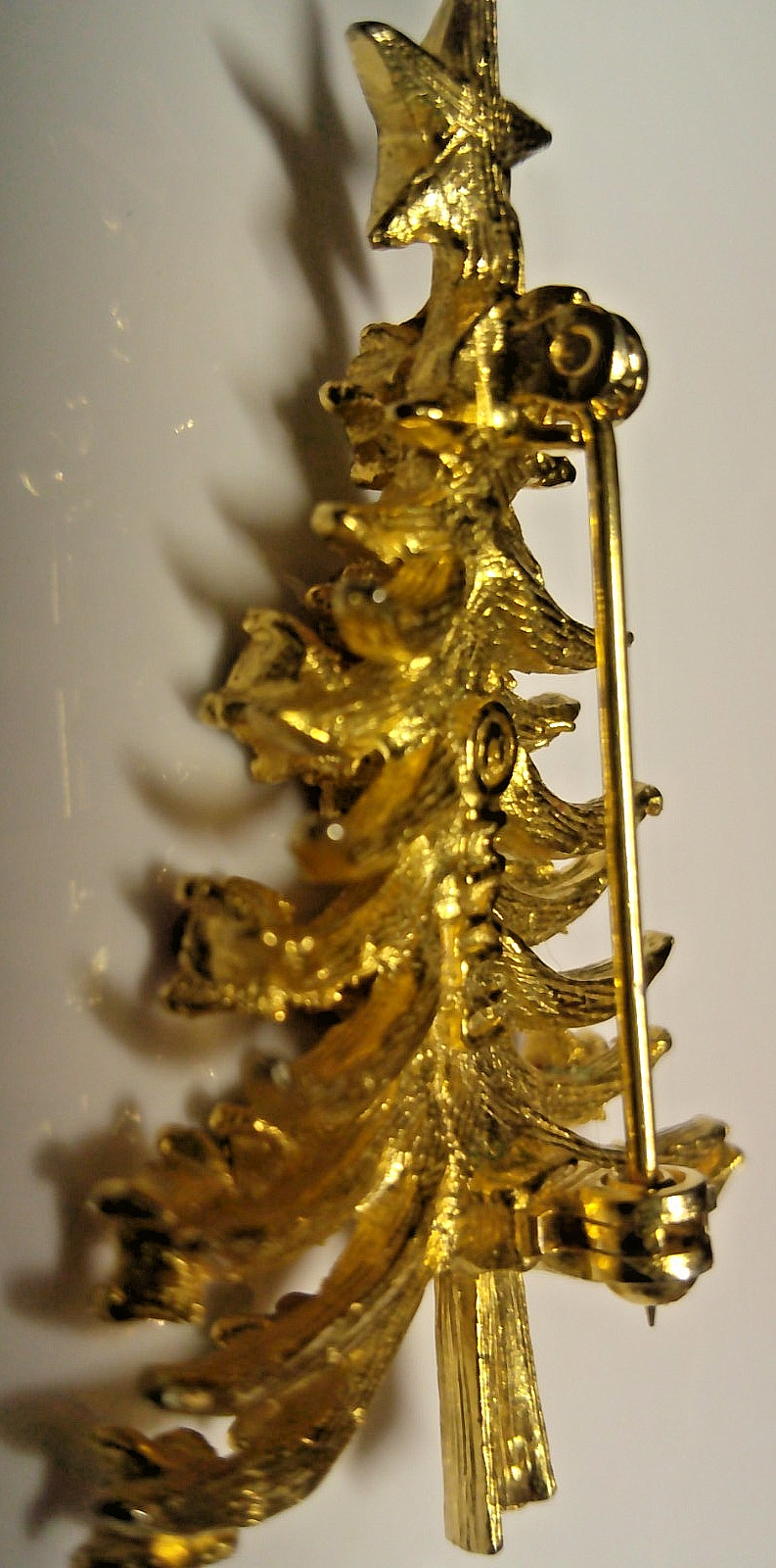 Mylu Gold-Tone Red-Green Rhinestone CHRISTMAS Tree Vtg Brooch Pin 2 x1.25″ AA16