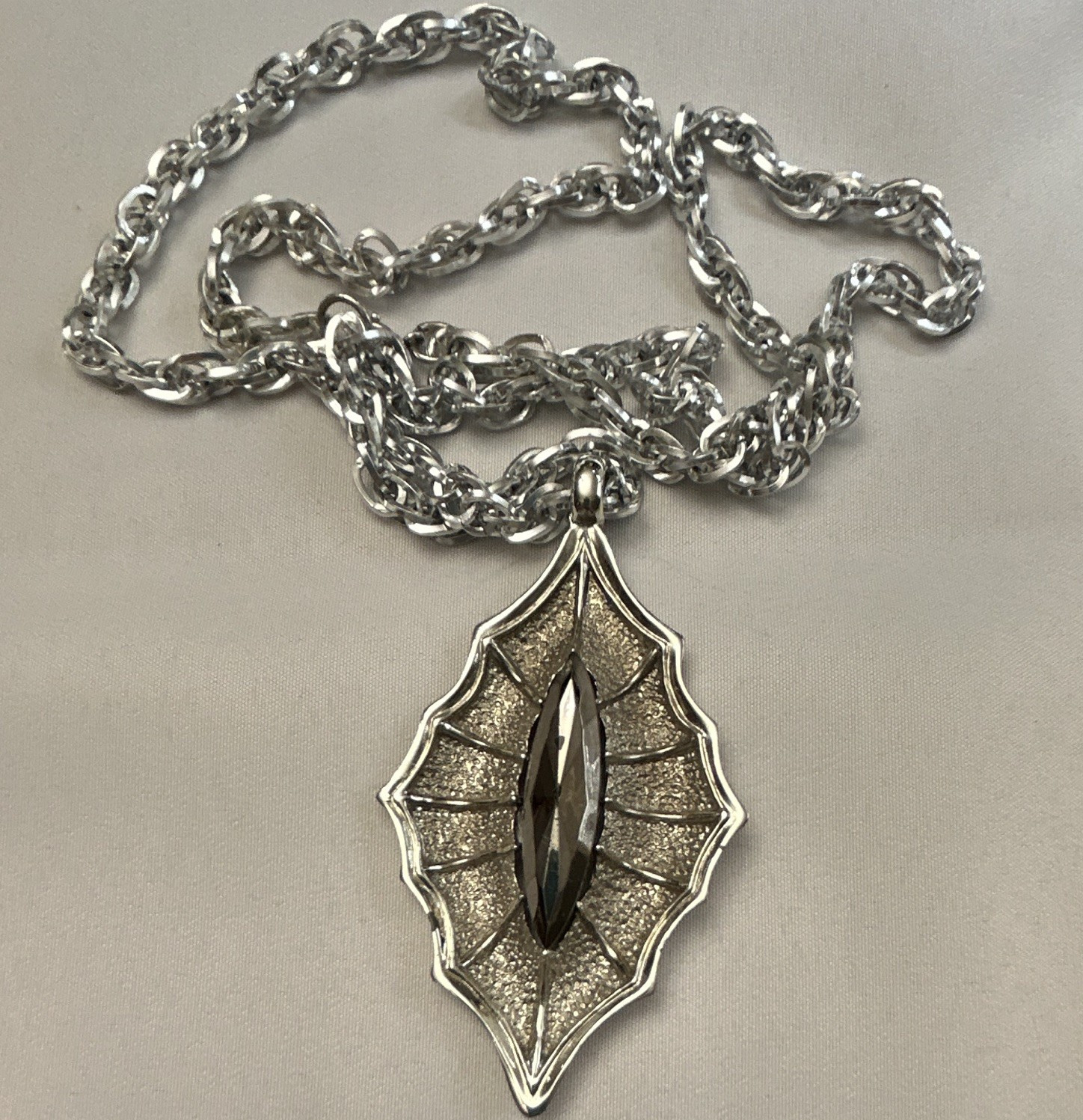Color Me Gems Silver Plated Oval Link Chain Necklace Leaf Charm Gray Glass