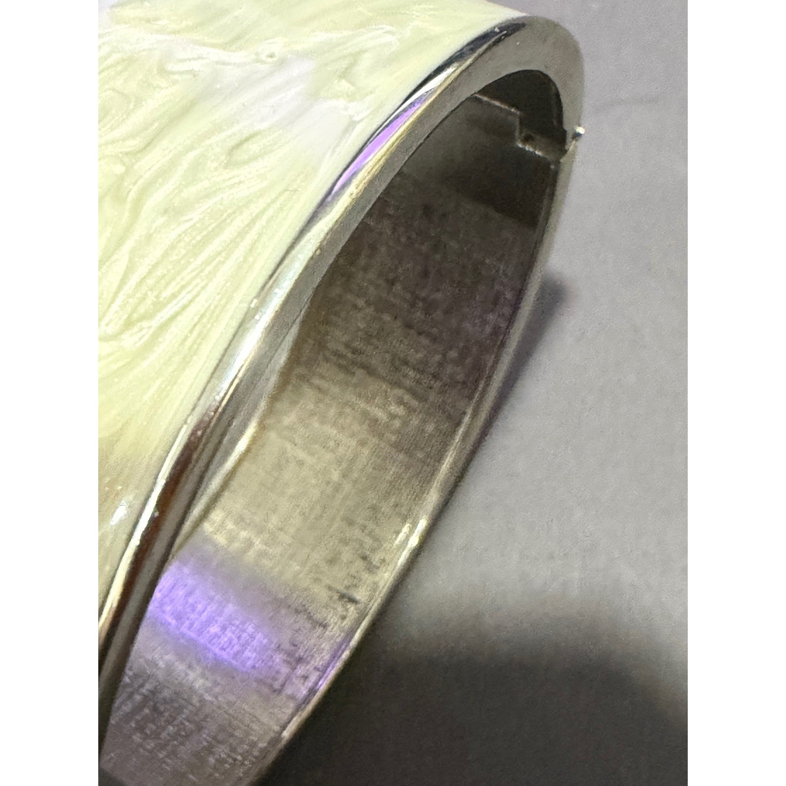 Hinged Bangle Bracelet Women 7in Cream Silver Marbled Enamel Good UNBRANDED