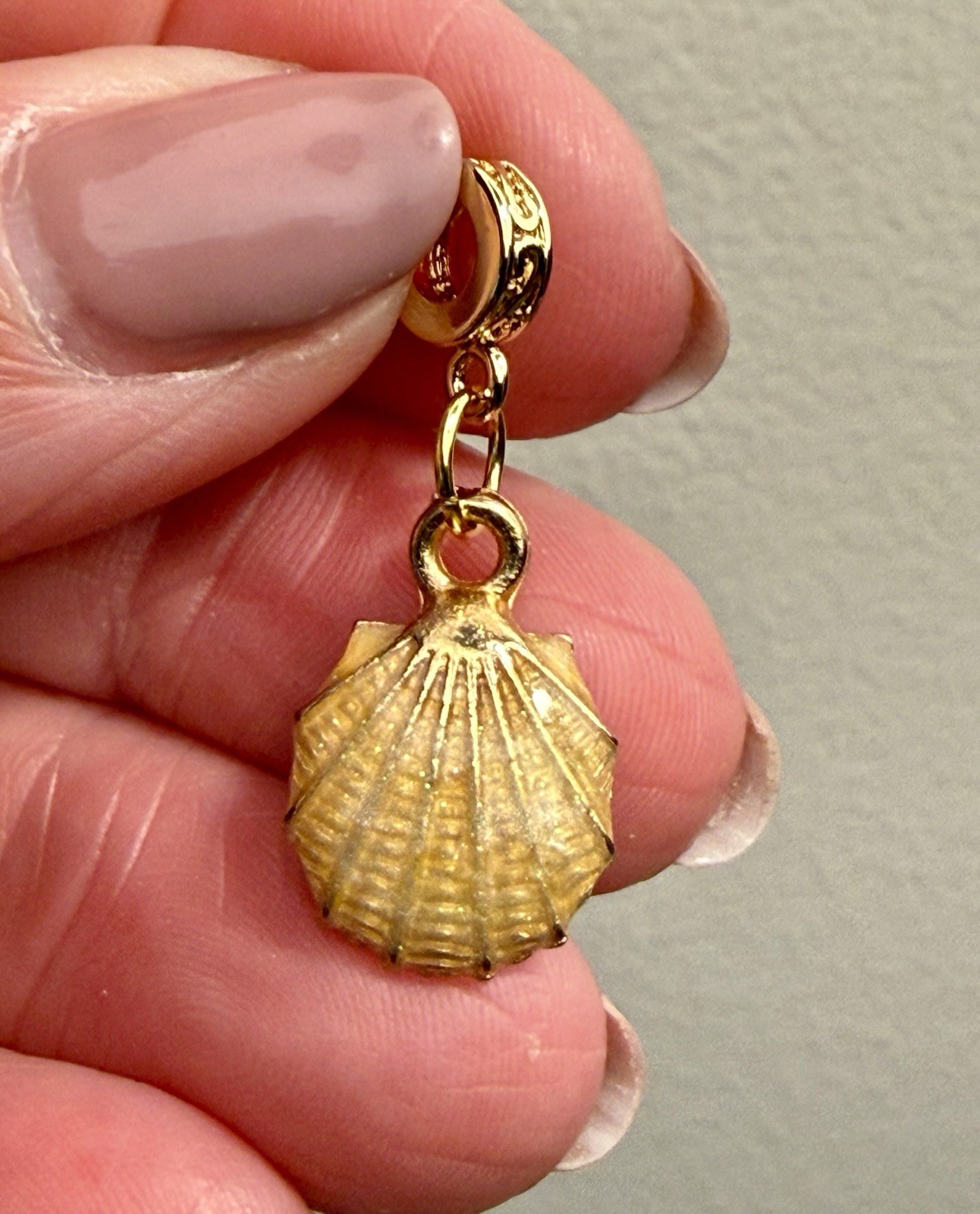Charm / pendant dark beige clam shell – enamel & metal – gold-tone. New!