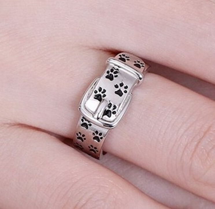 Paw print belt buckle ring