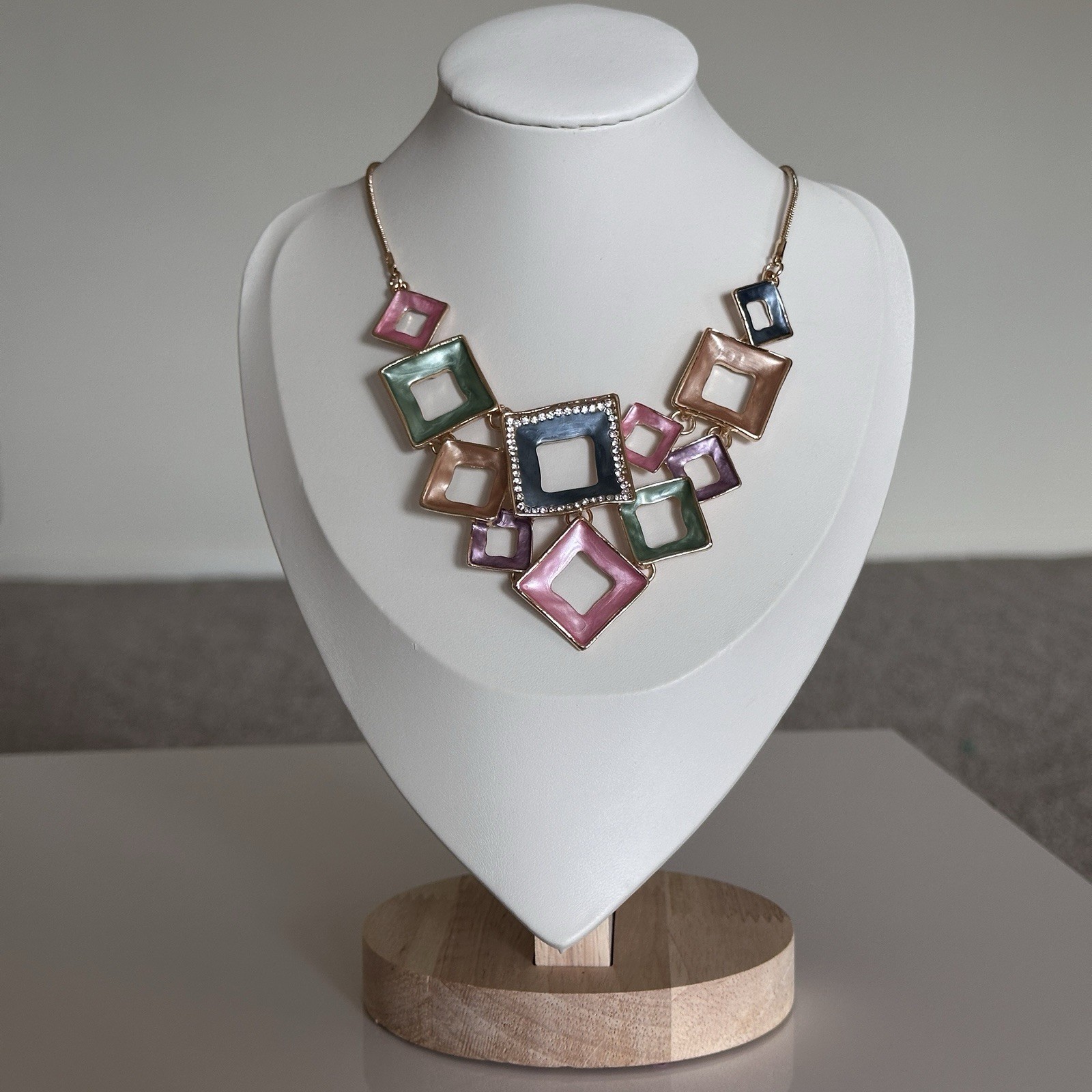 AVIANNA MULTI-COLOR PASTEL GEOMETRIC DESIGNER FASHION NECKLACE