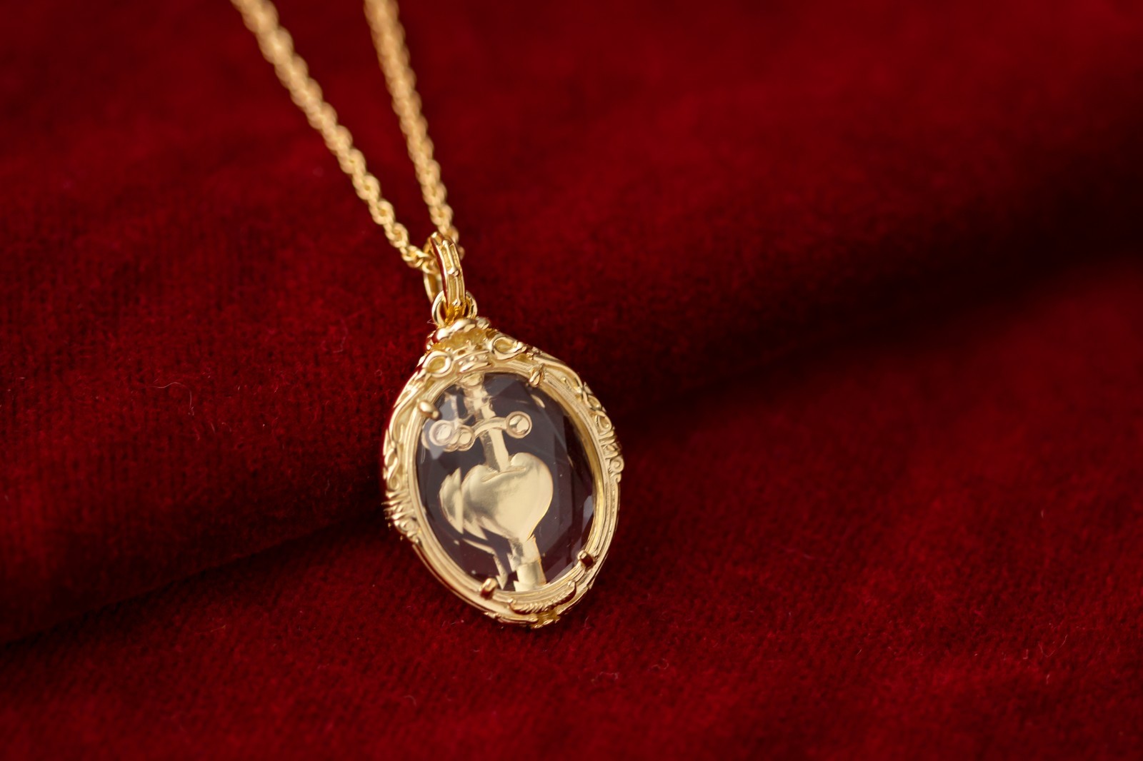 Disney X RockLove NEW ‘Snow White’ Dagger Heart Intaglio Pendant Necklace Gold