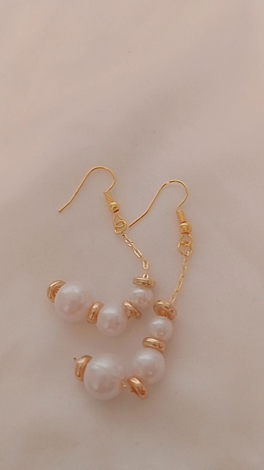 A distinctive and beautiful earring for elegant women who love beauty. It is cha