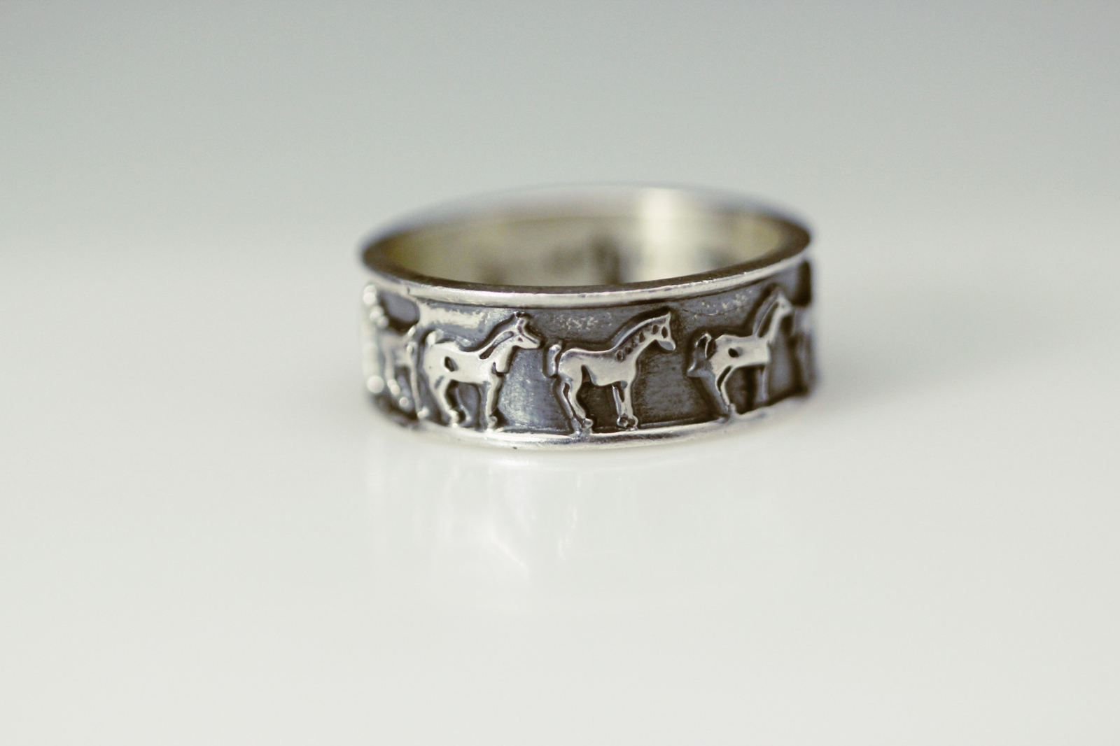Sterling Silver 925 Mexico Horse Design Band Ring Size 9.75, 7.4 grams (RIN9324)