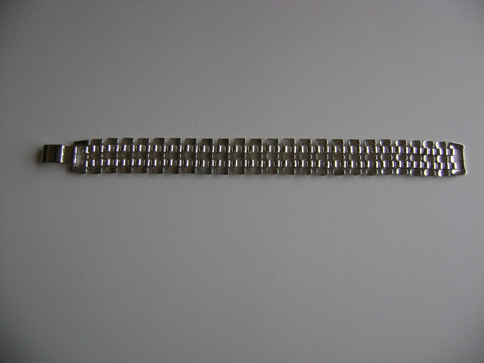 WOMEN’S BRACELET SILVER TONE LINKS CLASP COSTUME FASHION FITS 6.5 TO 7 ” WRIST