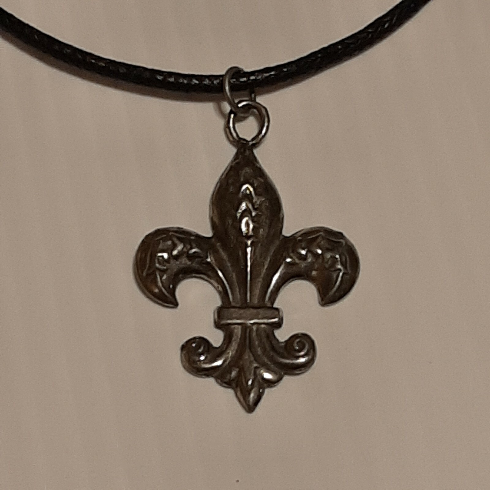 fleur de lis Pewter Pendant Charm / 26″ Adjustable Necklace U.S.A.