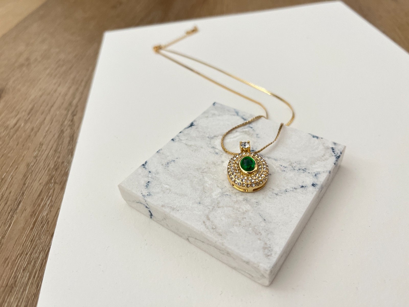 Elegant Gold Tone Green Crystal Pendant Necklace