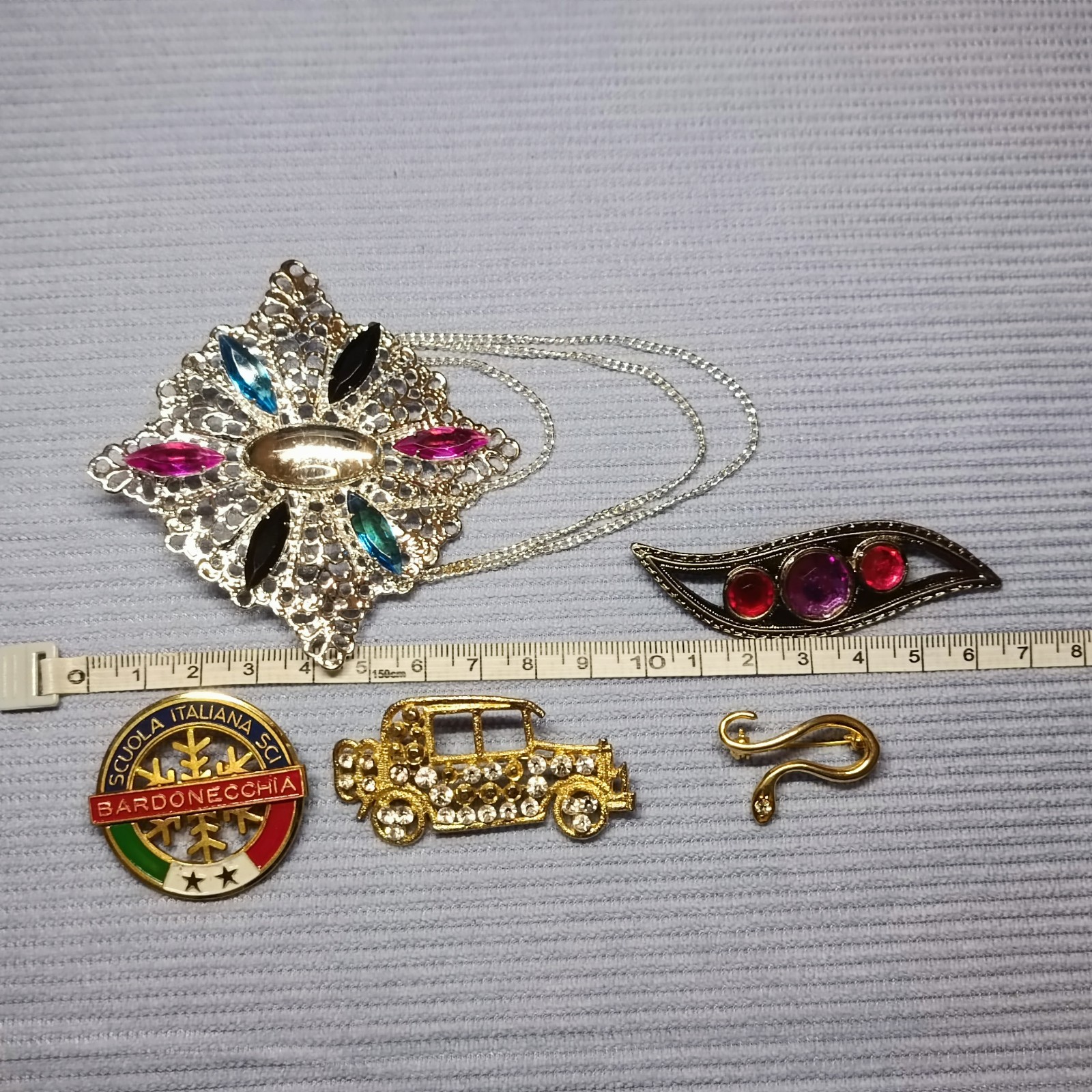 Super price! Set of 10 Brooches – Vintage
