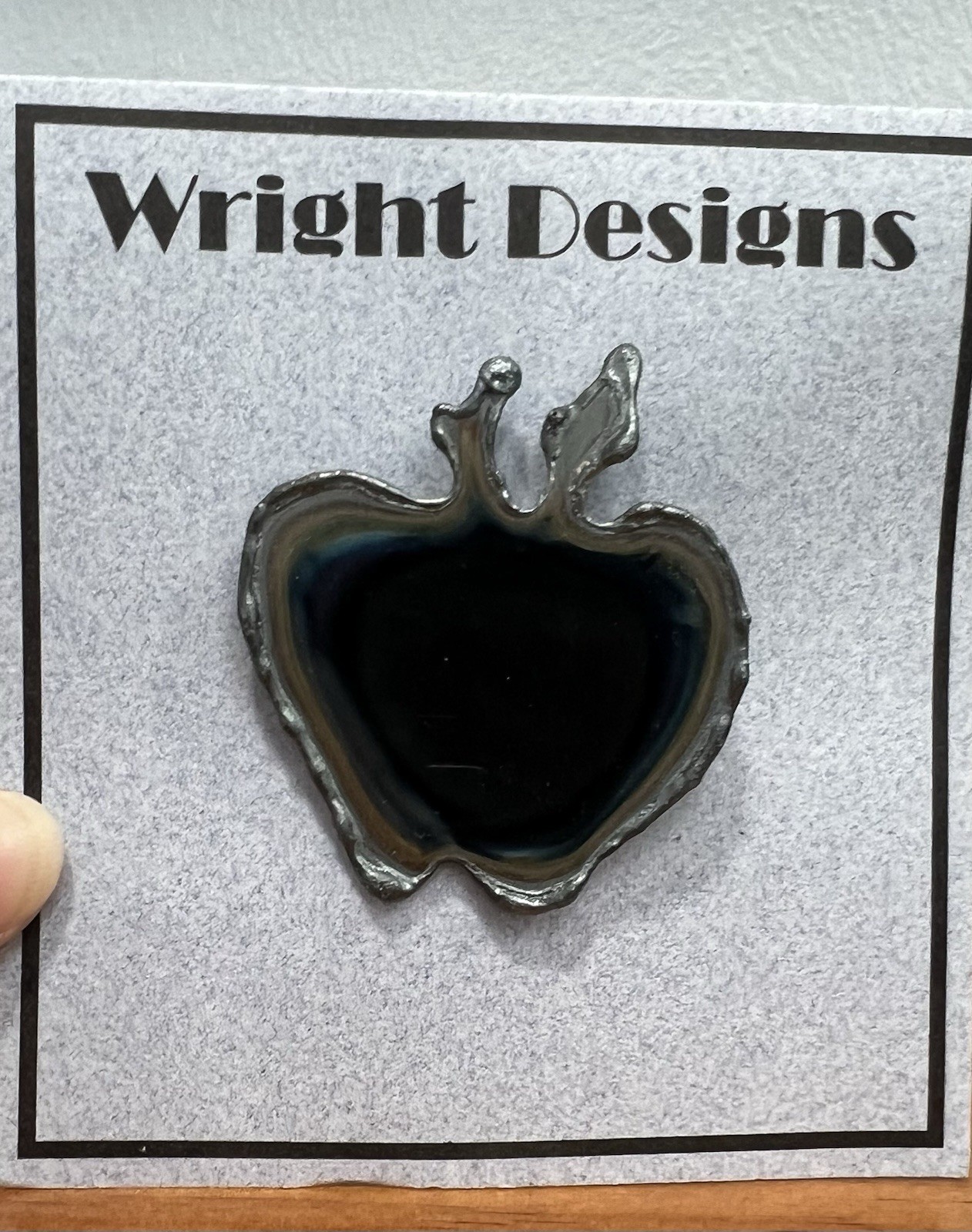WRIGHT DESIGNS Metal Apple Brooch Pin NEW On Card 2 Scratches See Photo 7