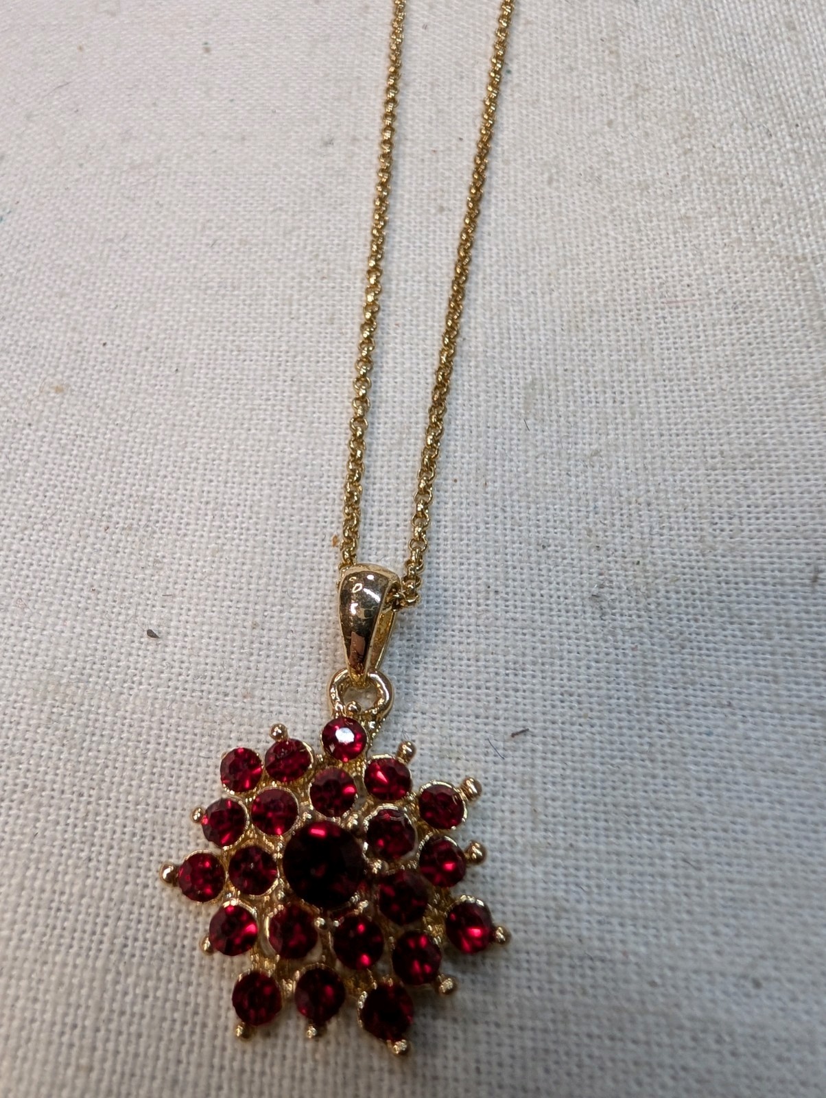 Gold Tone Pendant with Red Rhinestones In Floral Pattern On 19 Inch Chain