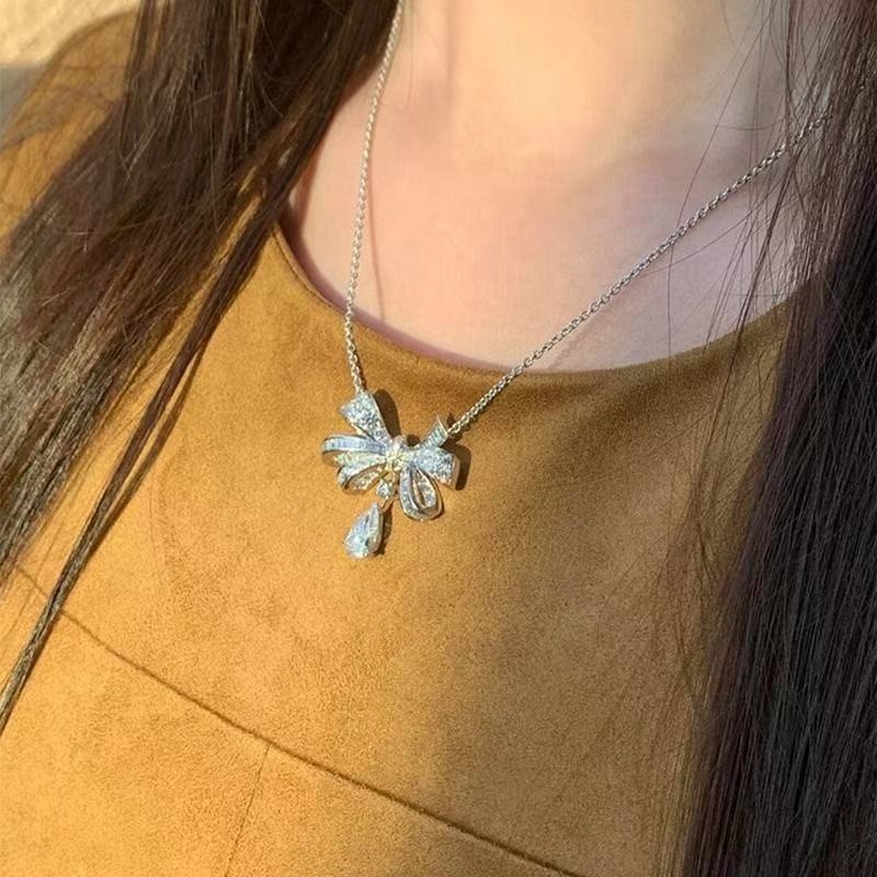 Bow-shaped rhinestone necklace