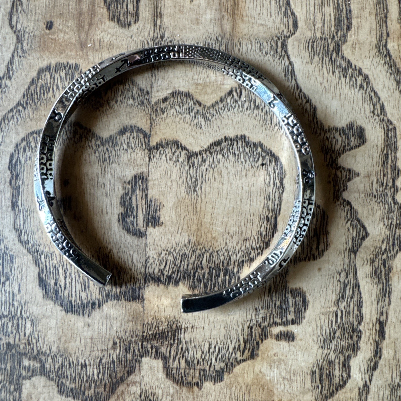 20cm/8in Silvery Carved Patina Horseshoe Cuff Bracelet