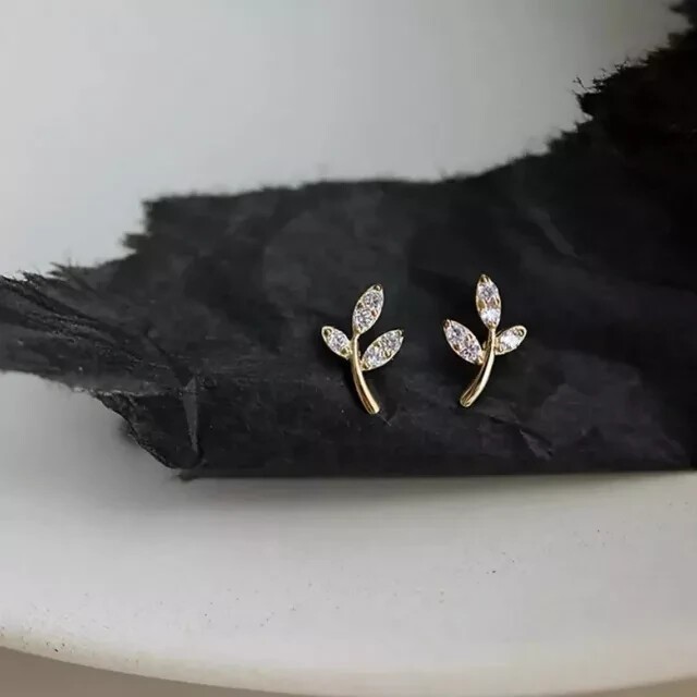 1Ct Round Cut Simulated Diamond Leaf Women’s Stud Earring 14K Yellow Gold Plated