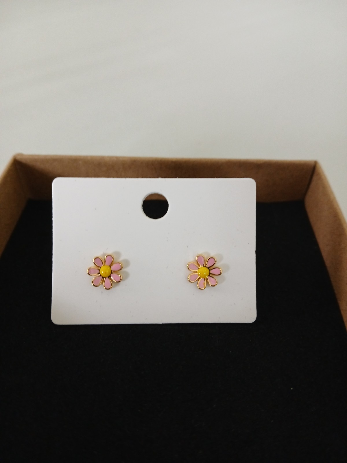 NIB! Great Gift! Gold And Pink Daisy Stud Earrings With Yellow Centers! Easter!