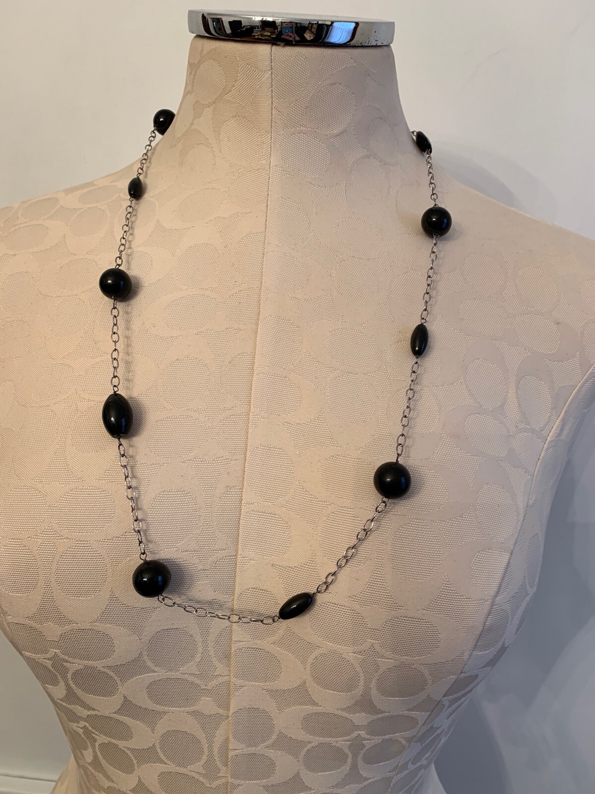 30″ Strand String Necklace Silvertone Chain with Varied Shape Black Beads No Cla