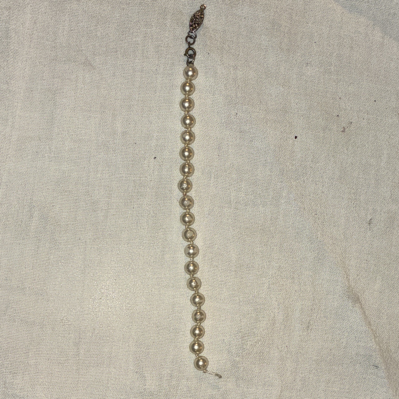 White Round Pearl Beaded Chain Bracelet Strand Ball/Bead Hook Clasp – Broken