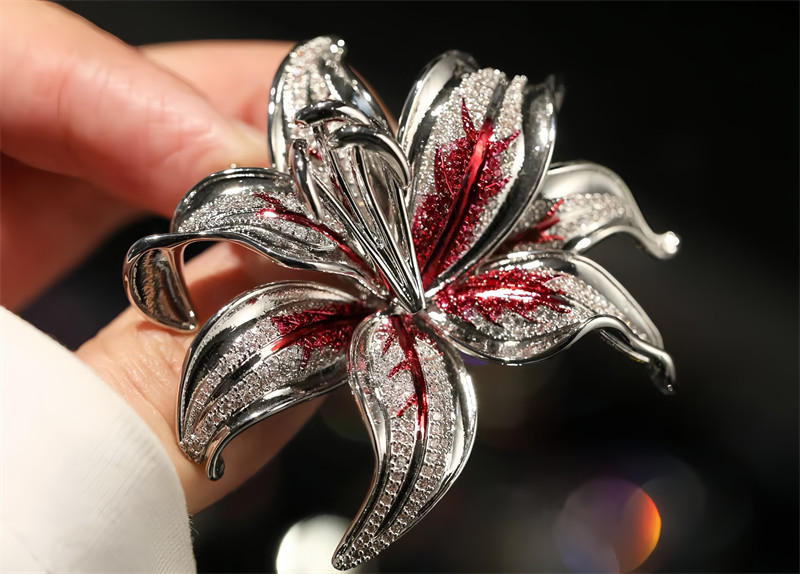 Blooming Lily Flowers, High-end Gradient-Colored Enamel Floral Brooch 5.5CM 1PCS