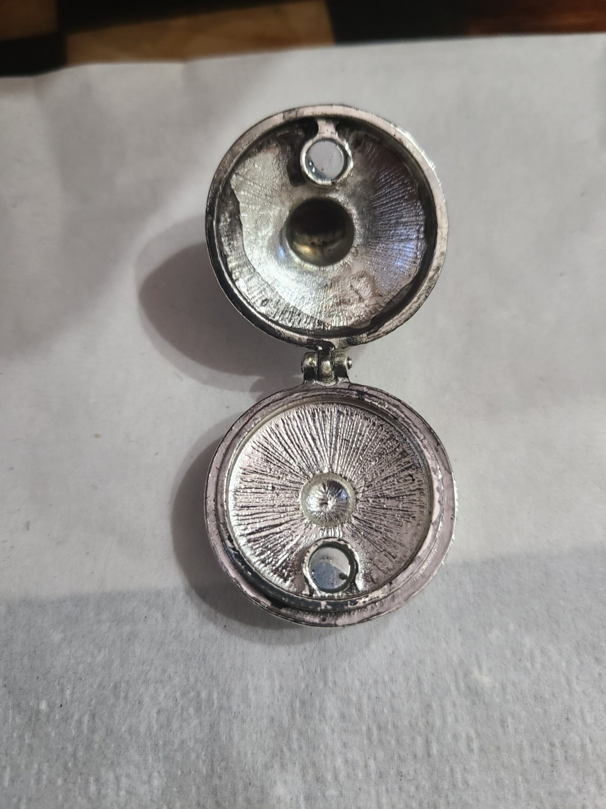 Silvertone Flying Saucer Alien Space Ship Hinged Trinket/Pill Box Pendant Charm