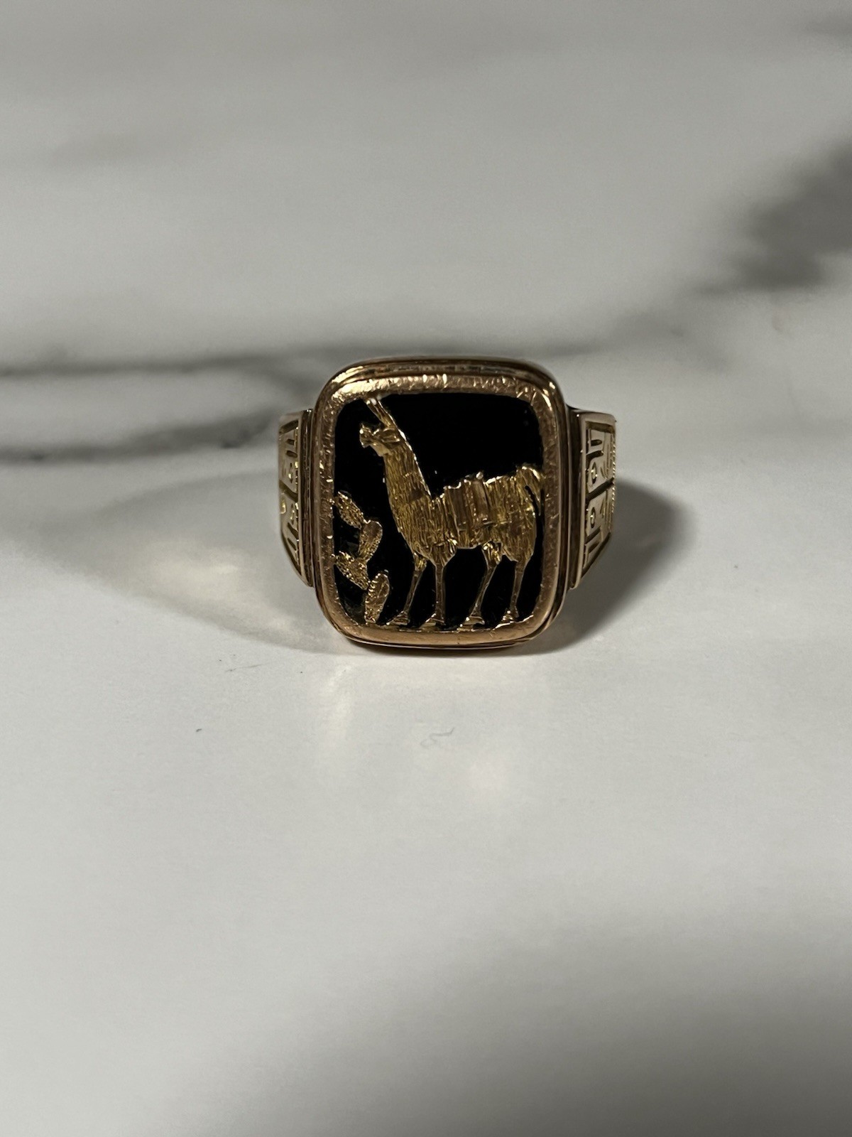 18K Yellow Gold Onyx Llama/Alpaca Signet Ring Size 9 Square Bezel Set