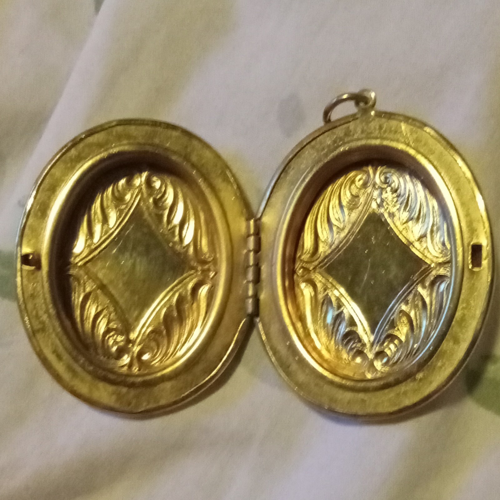 Vintage Gold Tone Engraved Ornate Oval Photo Locket Pendant Metal