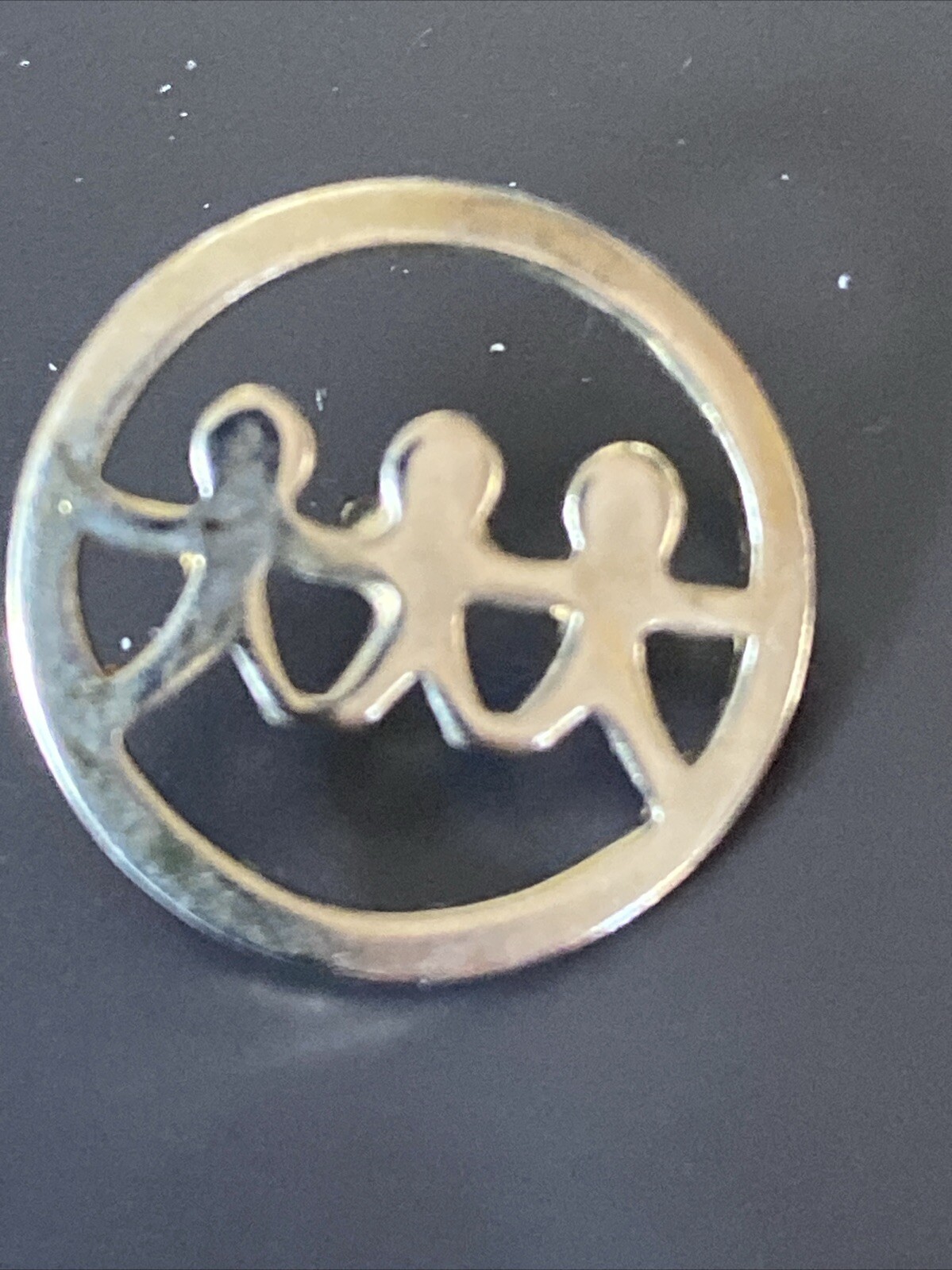Vintage ~UNITED WAY~ 3 CHILDREN HOLDING HANDS Gold Tone Hat Lapel Pin PinBack
