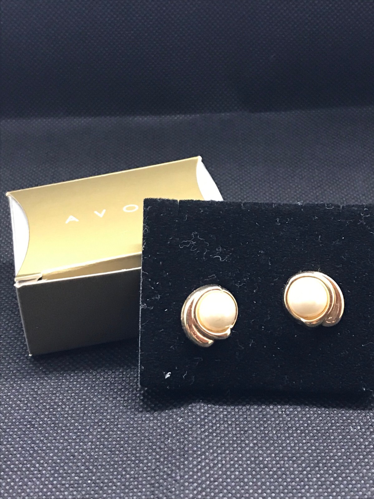 Classic Avon Pearlesque Beauty Collection Pierced earrings w surgical steel post