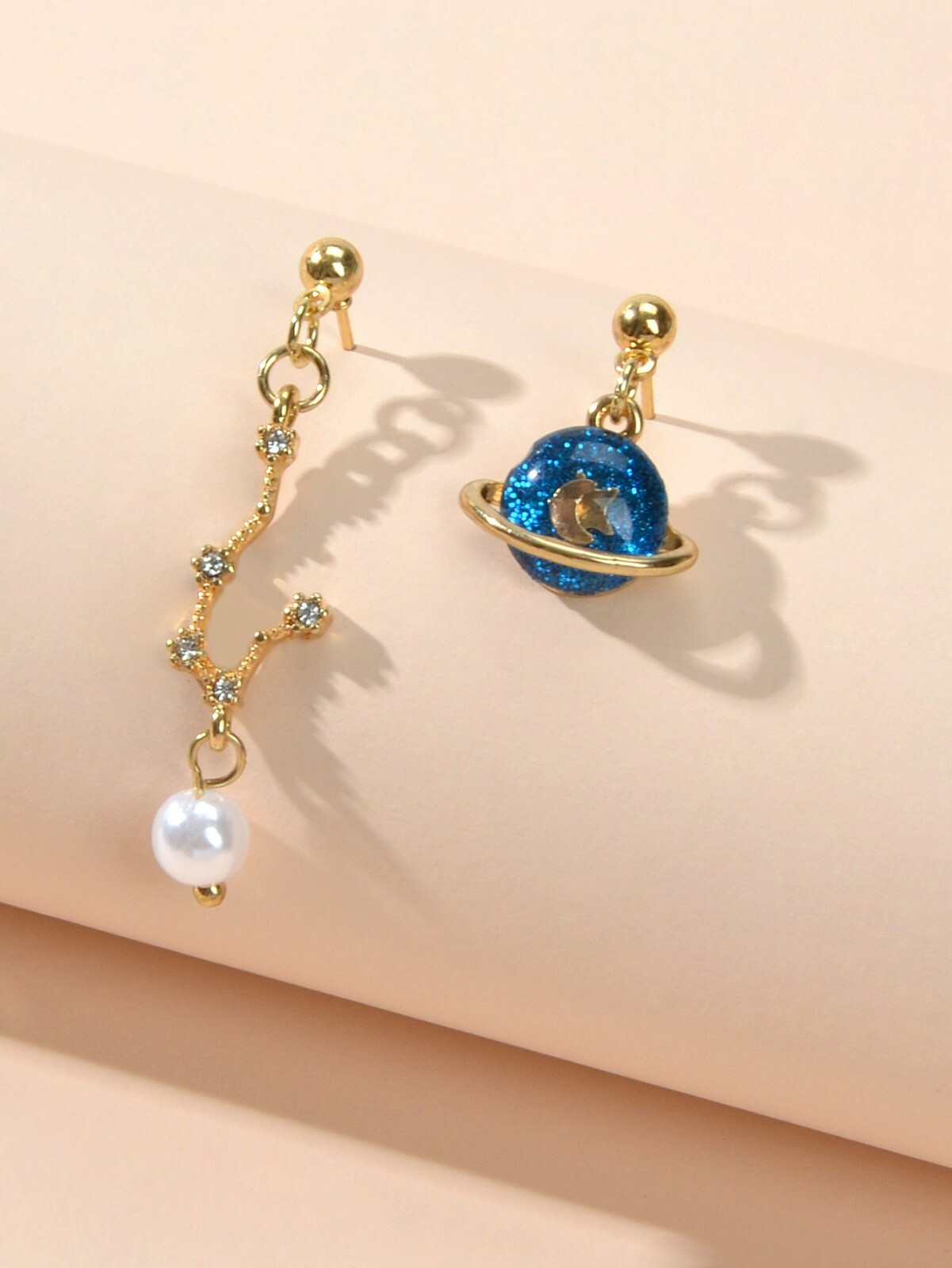 Good Quality Asymmetric Gold Metal Star Moon Pearl Charm Planet Dangle Earrings