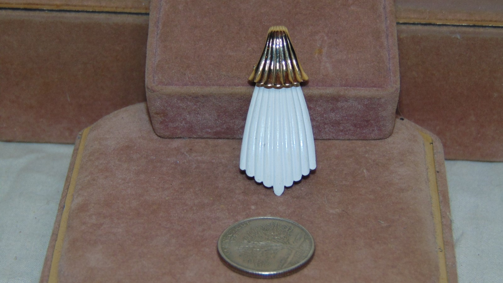 GOLD TONE & WHITE PENDANT 1 3/4″ X 3/4″