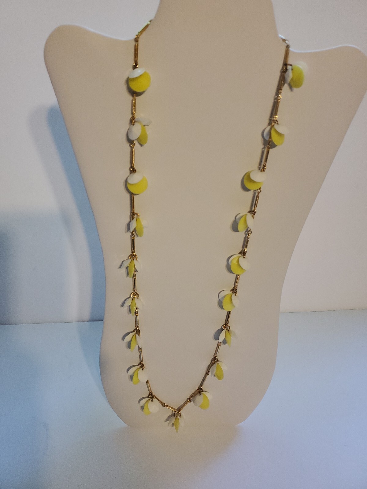 Necklace 29″ Long Yellow White Beads Clusters Gold Tone Links
