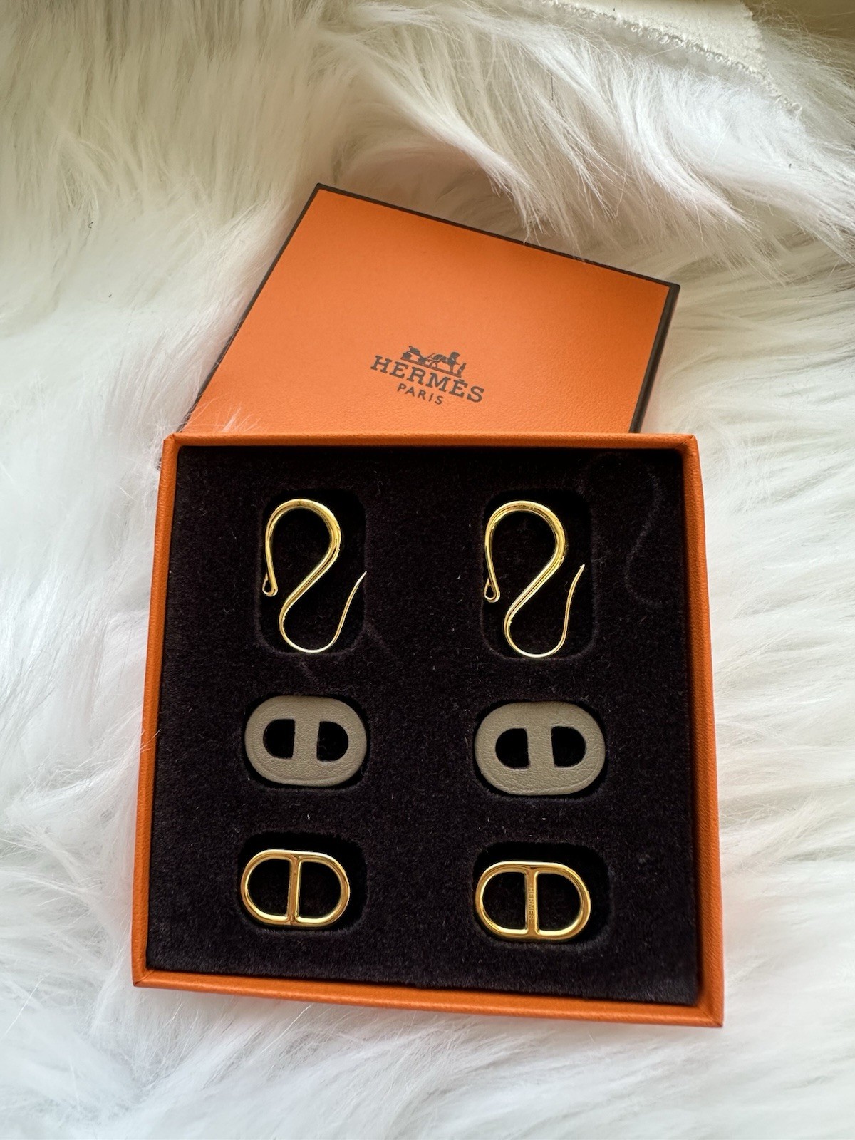 Hermes O’Maillon earrings in gold and E Toupe leather