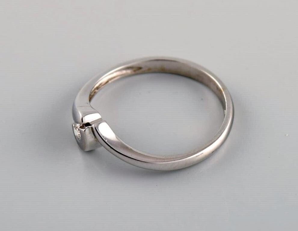 Ring in 9 carat white gold adorned with cubic zirconia. 21st Century.
