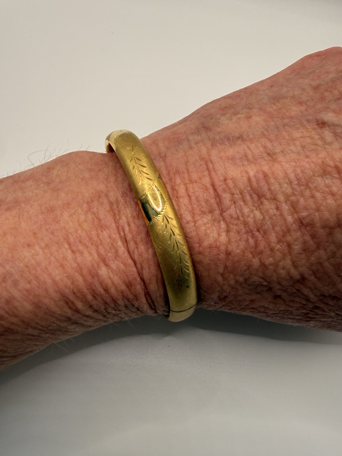 12K 1/20 Gold Filled Hinged Bangle Bracelet Engraved Leaf Pattern 9.9g