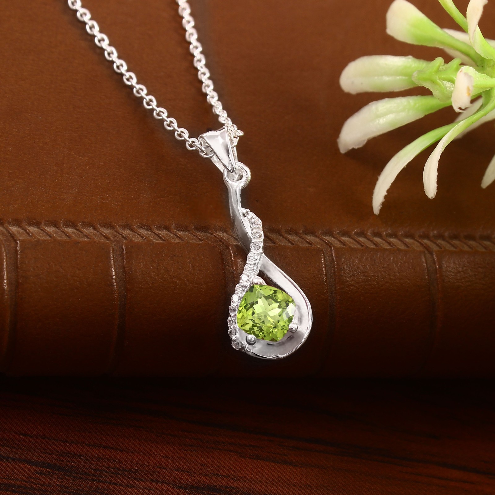 Green Sapphire Pendant 925 Sterling Silver Necklace Wedding Gift Cushion 6×6 MM
