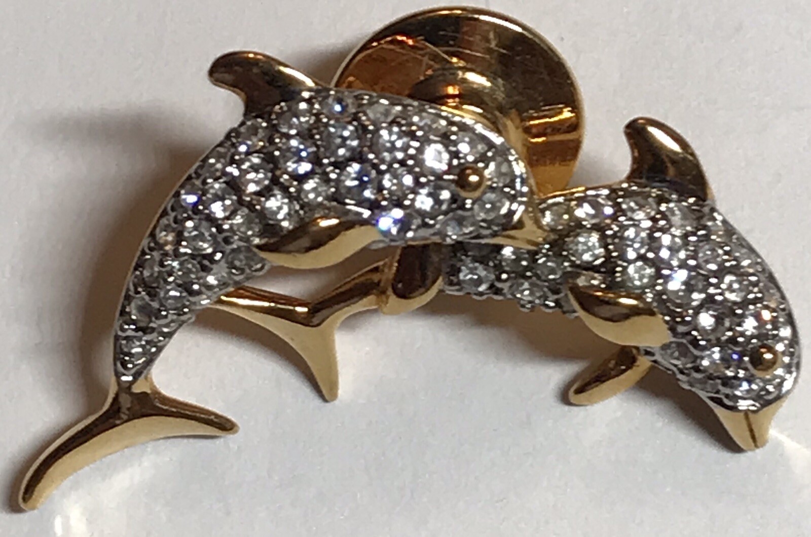 SWAROVSKI CRYSTAL”TWO JUMPING/PLAY DOLPHINS” GOLDTONE PIN BROOCH-1 1/4”X 3/4”